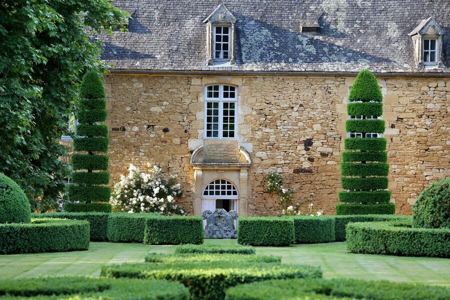 Salignac-Eyvigues: Gardens of Eyrignac Manor Entry Ticket - The white garden, roses, and hill views