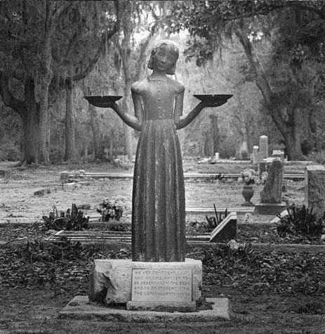 Savannah: Midnight in the Garden of Good and Evil Walk - Starting at Oglethorpe Square