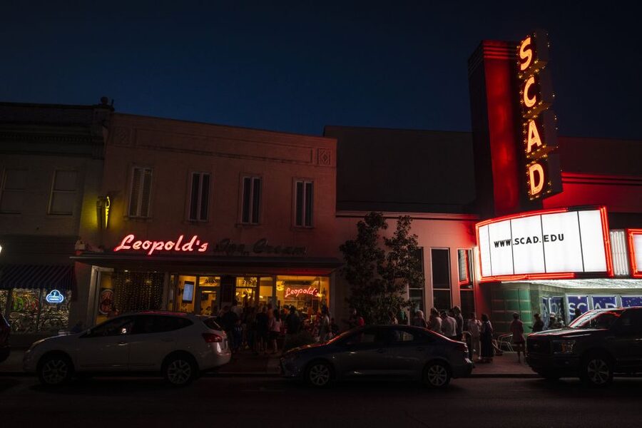 Savannah: Midnight in the Garden Walking Tour and Pub Crawl - The guide can make or break the night