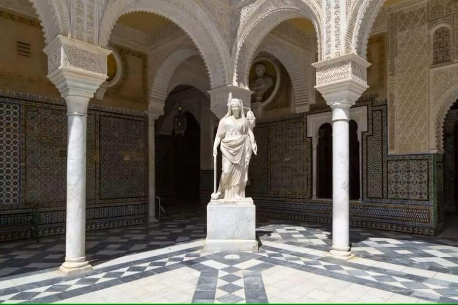 Seville: Guided Tour of Noble Houses and Grand Gardens - The walk from the House of the Shells