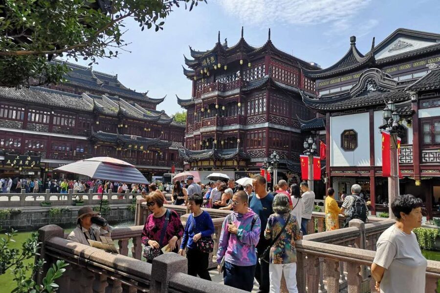Shanghai: Yu Garden and City God Temple Walking Tour - The guides make the difference