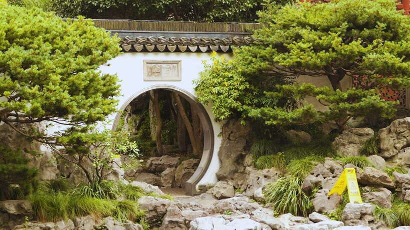 Shanghai: Yu Garden Entry Ticket with PDF Guidebook - Picking the right time for photographs