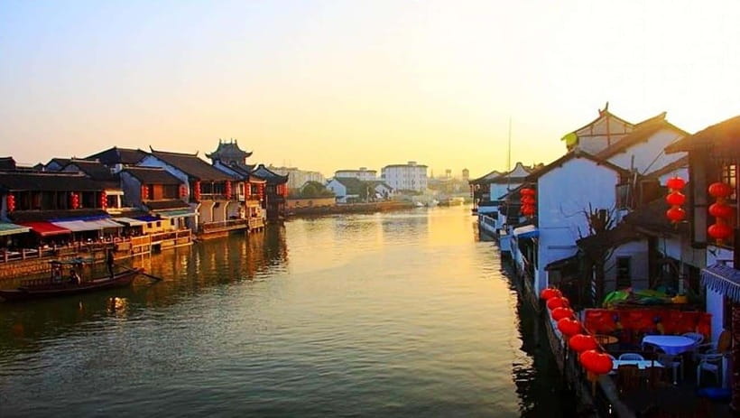 Shanghai: Zhujiajiao Private Tour w/ Boat Ride & Garden - What the private guide adds