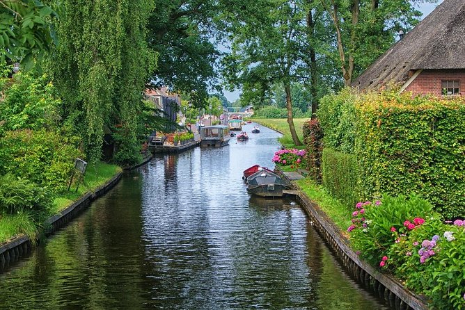 Sightseeing Keukenhof Tulip fields, Giethoorn tour from Amsterdam - Keukenhof in spring: the main event
