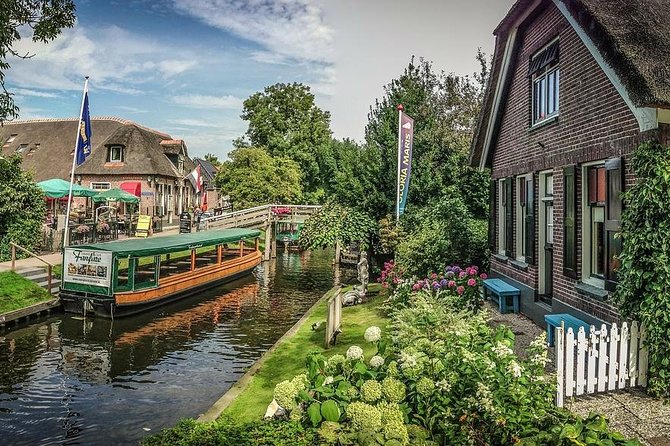 Sightseeing Keukenhof Tulip fields, Giethoorn tour from Amsterdam - Giethoorn by canal and on foot