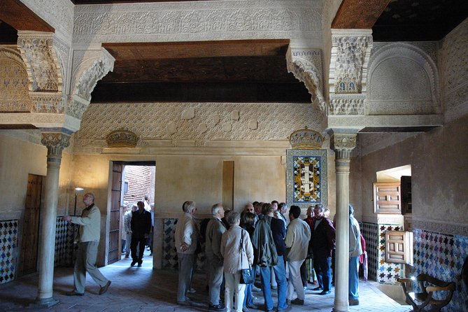 Skip the line: Alhambra Palace and Generalife Gardens Private Guided Tour - Generalife Gardens and the final hour
