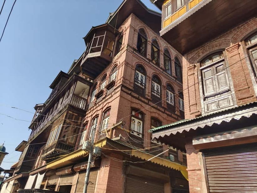 Srinagar: Private Old City and Mughal Gardens Guided Tour - Walking through Jamia Masjid and the Old Bazaar