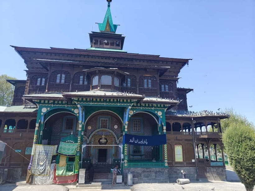 Srinagar: Private Old City and Mughal Gardens Guided Tour - Royal tombs, spices, and the River Jhelum