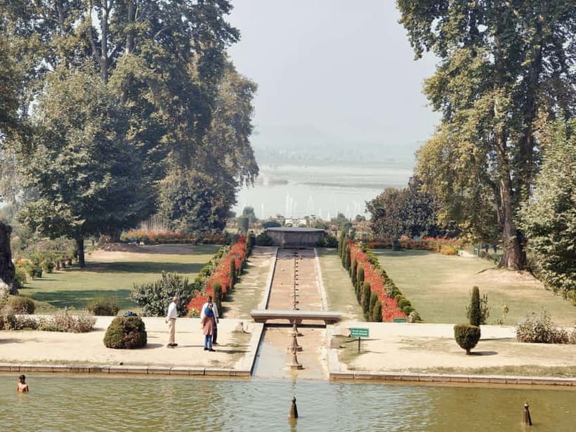 Srinagar: Private Old City and Mughal Gardens Guided Tour - Shalimar Bagh and the Mughal court