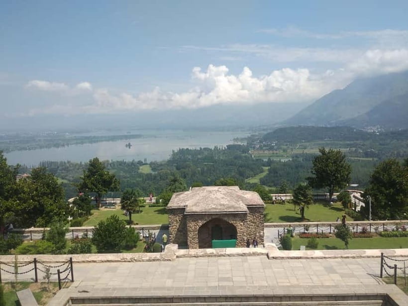 Srinagar: Private Old City and Mughal Gardens Guided Tour - Crafts, carpets, and the ride back