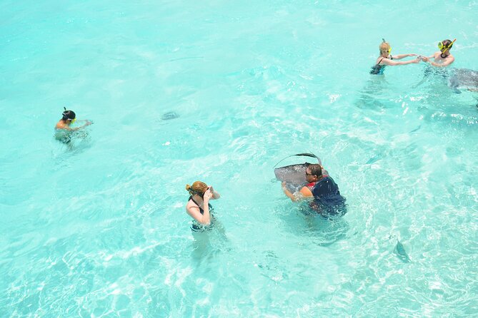 Stingray City, Coral Gardens & Frankie's Local Lunch & Juice - The boat crew and family details