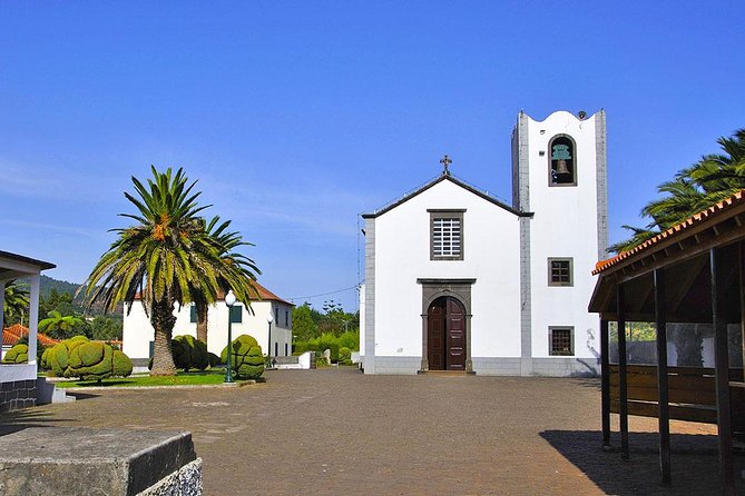 Sunday Market and Gardens Tour - Santo da Serra market, the main event