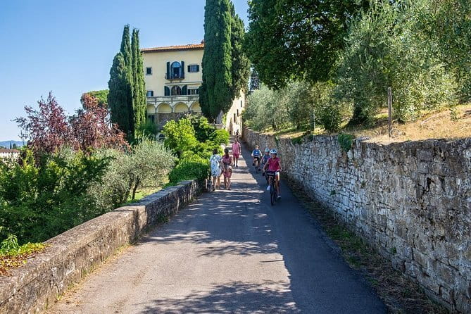 Sunset Bike tour of Florence &Rose Garden & Piazzale Michelangelo - The Arno, Ponte Santa Trinita, and Palazzo Pitti