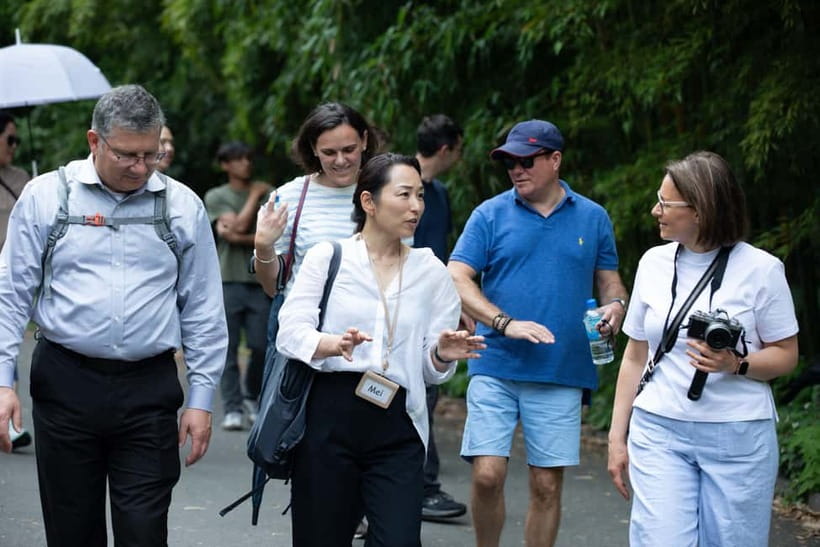 Tokyo: Imperial Palace East Gardens Walking Tour - What the 150 minutes feels like