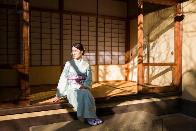 Tokyo: Kimono Experience inside Shinjuku Gyoen National Garden - Choosing a kimono for the season