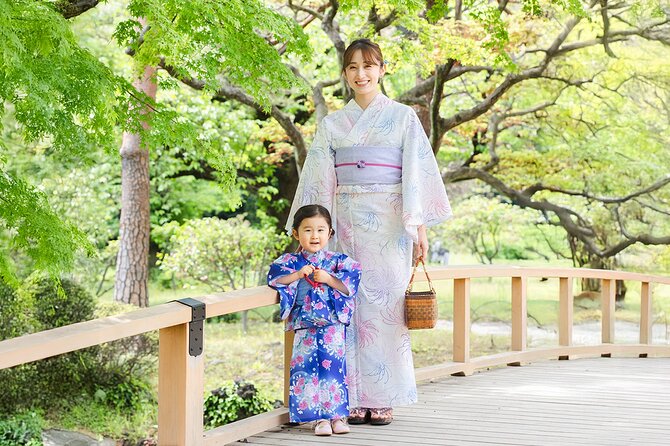 Tokyo: Kimono Experience inside Shinjuku Gyoen National Garden - Walking through Shinjuku Gyoen in traditional dress