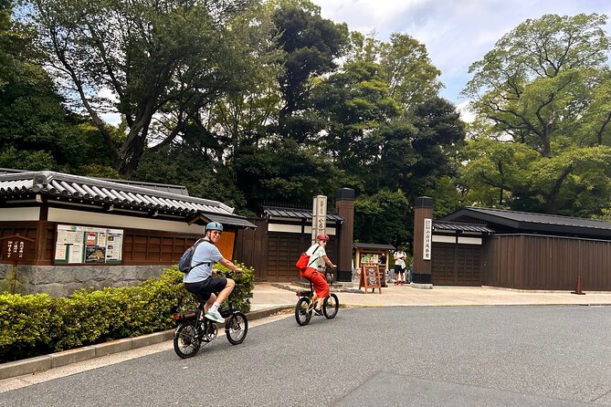 TOKYO: Tailored Gardens tour with Pro Gardener by E-bike -BASIC - Starting in Chiyoda with an e-bike