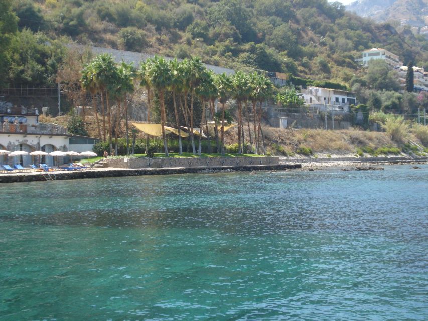 Tour di Giardini Naxos/Taormina, Isola Bella, Grotta Azzurra - The onboard welcome: prosecco and almond pastry