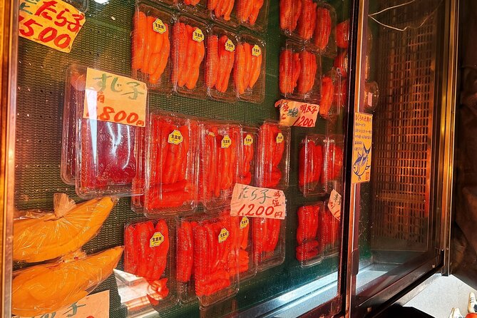 Tsukiji Food Strolling and Hama Rikyu Garden Walking Tour - Reading Tsukiji through its food stalls