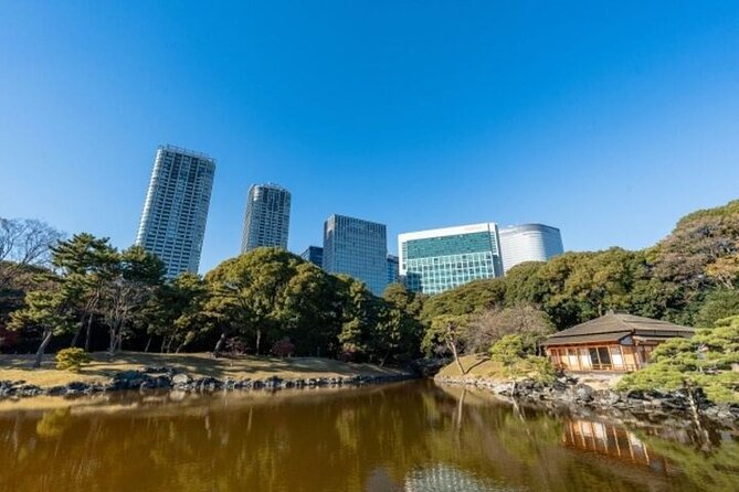 Tsukiji Food Strolling and Hama Rikyu Garden Walking Tour - Buying food without losing the point of the tour