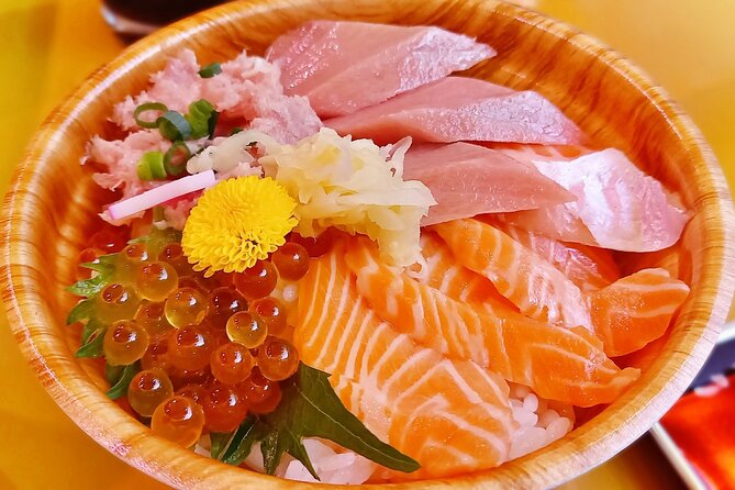 Tsukiji Food Strolling and Hama Rikyu Garden Walking Tour - How the guides shape the experience