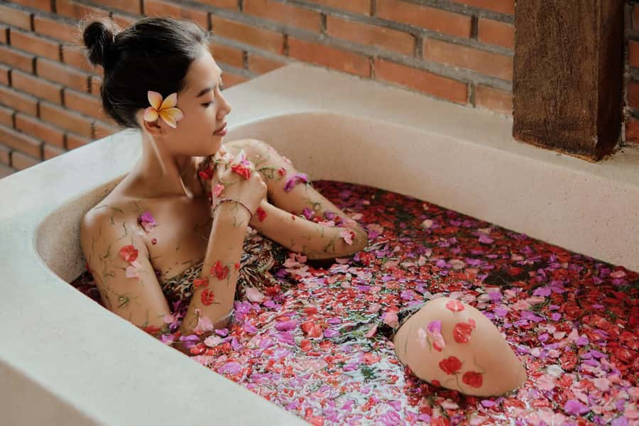 Ubud: 2-Hour Spa with Flower Bath & Rice Field View - Balinese massage with essential oils