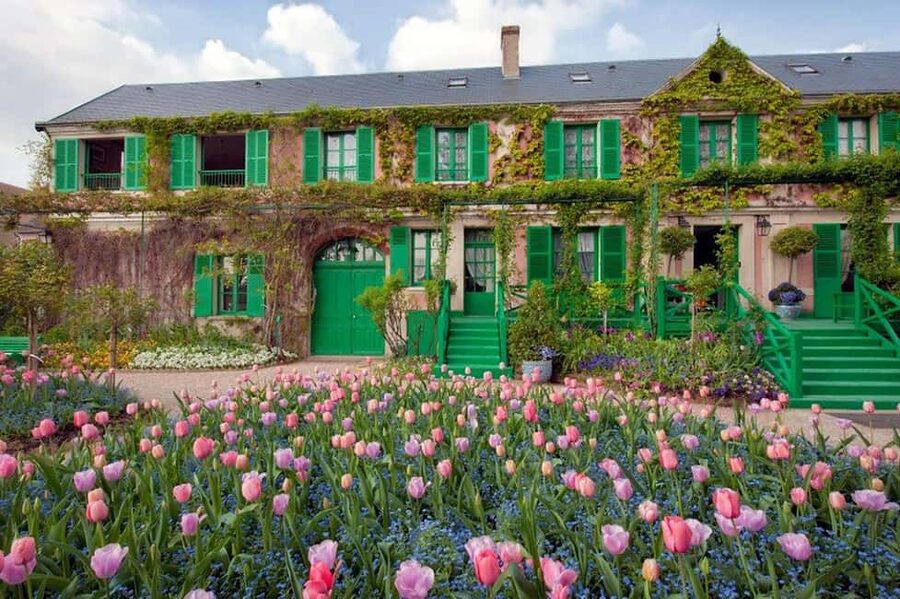 Versailles-Giverny Day Tour with Lunch at Moulin de Fourges - A three-course pause at Moulin de Fourges
