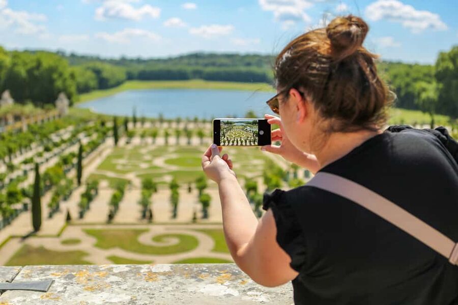 Versailles: Skip-the-Line Guided Tour of Palace with Gardens - Entering the palace with a reserved ticket