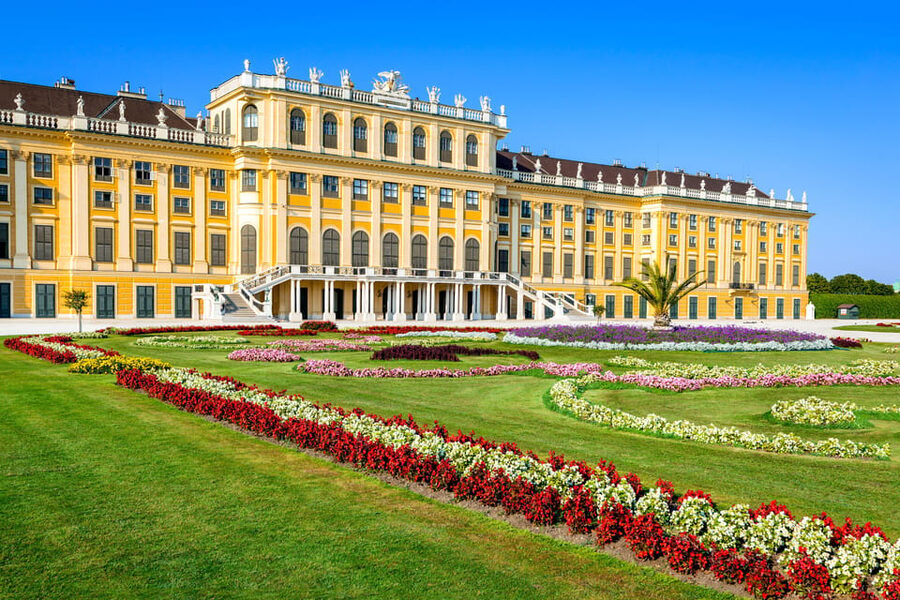 Vienna: Skip-the-Line Schönbrunn Palace and Gardens Tour - Getting to the Group Center at Schönbrunn