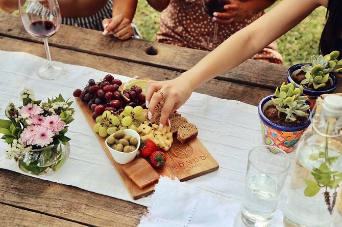 Wine tasting in private gardens overlooking the vineyards - How the one-hour schedule feels