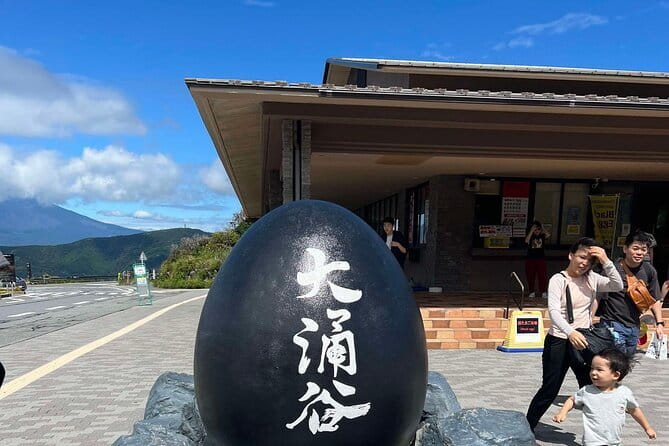Wonderful Peaks & Peace: Mt. Fuji, Fuji Stupa & Hakone Tour - Lake Kawaguchi and Oishi Park: Fuji beside the water