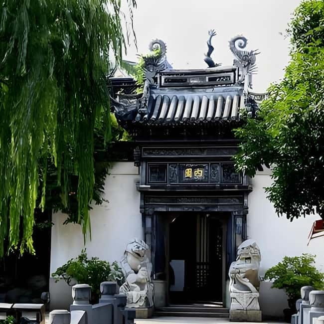 Yu Garden, Old Street, Bund & Zhujiajiao Water Town Bus Tour - Lunch in Zhujiajiao, where the snack becomes a meal
